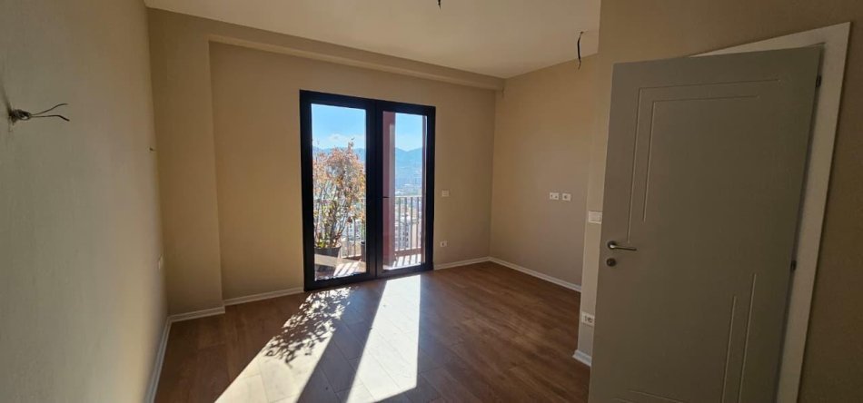 Tirane, jepet me qera zyre Kati 17, 160 m² 2.000 € (GARDEN BUILDING)