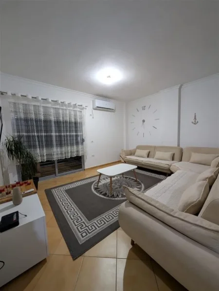 Tirane, jepet me qera apartament 2+1 Kati 1, 86 m² 450 € (fresku)