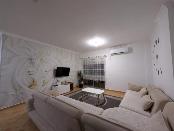 Tirane, jepet me qera apartament 2+1 Kati 1, 86 m² 450 € (fresku)