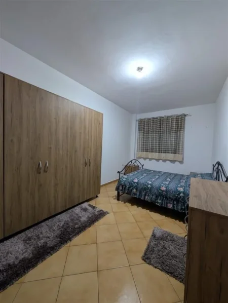 Tirane, jepet me qera apartament 2+1 Kati 1, 86 m² 450 € (fresku)