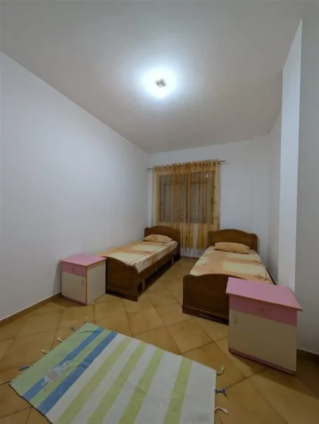 Tirane, jepet me qera apartament 2+1 Kati 1, 86 m² 450 € (fresku)