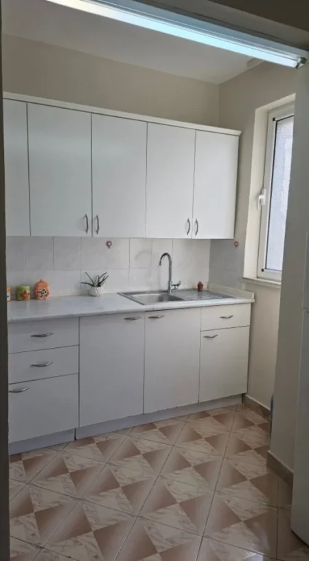 Tirane, jepet me qera apartament 2+1+Ballkon Kati 5, 80 m² 500 € (brryli)
