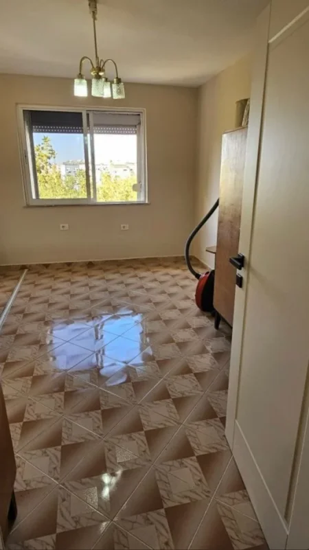 Tirane, jepet me qera apartament 2+1+Ballkon Kati 5, 80 m² 500 € (brryli)