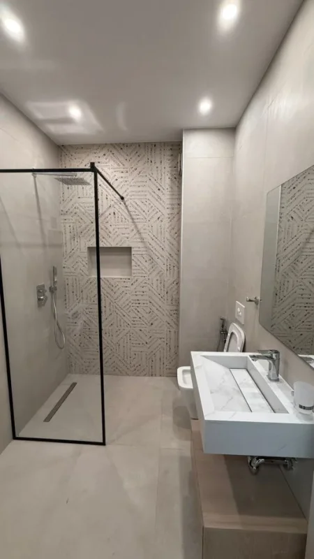 Tirane, jepet me qera apartament 2+1 Kati 1, 800 m² 800 € (kodra e diellit)