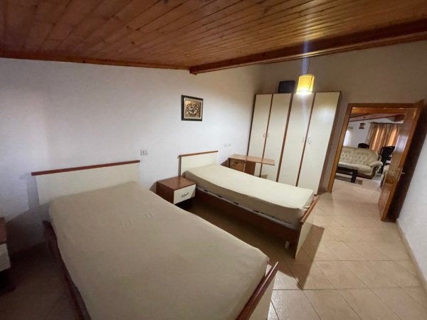 Tirane, jepet me qera apartament 1+1+Ballkon Kati 4, 105 m² 350 € (Shkolla Gjon Buzuku)