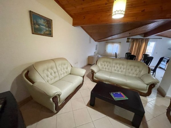 Tirane, jepet me qera apartament 1+1+Ballkon Kati 4, 105 m² 350 € (Shkolla Gjon Buzuku)