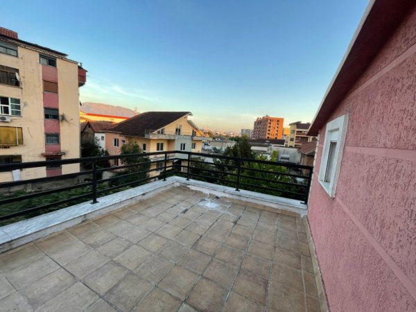 Tirane, jepet me qera apartament 1+1+Ballkon Kati 4, 105 m² 350 € (Shkolla Gjon Buzuku)
