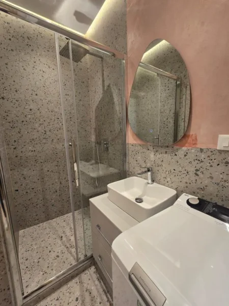 Tirane, jepet me qera apartament 1+1 , 65 m² 650 € (Rruga e Dibrës)