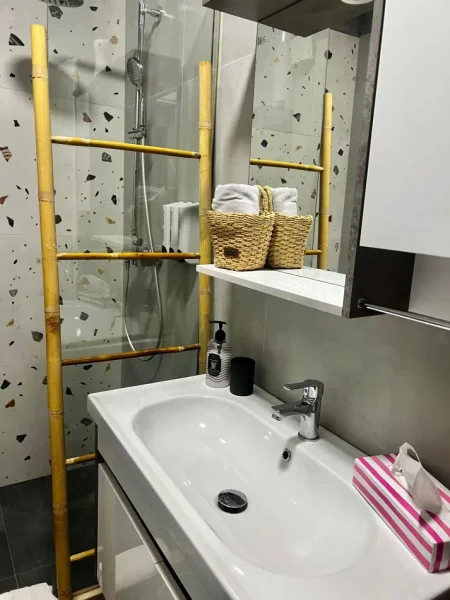 Shkembi Kavajes, shitet apartament 1+1+Ballkon Kati 3, 63 m² (Shkëmbi Kavajës)