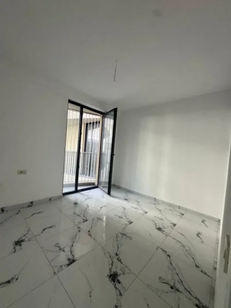 Tirane, jepet me qera zyre Kati 10, 116 m² 1.000 € (Golden Tower Residence, Mine Peza)