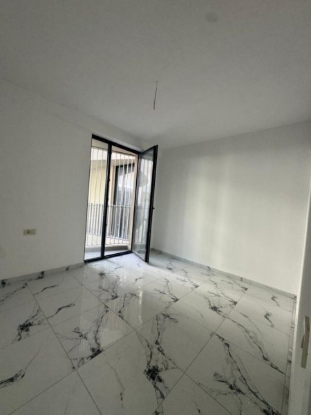 Tirane, jepet me qera zyre Kati 10, 116 m² 1.000 € (Golden Tower Residence, Mine Peza)