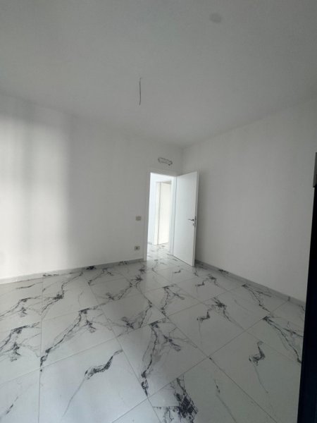 Tirane, jepet me qera zyre Kati 10, 116 m² 1.000 € (Golden Tower Residence, Mine Peza)