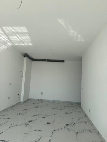 Tirane, jepet me qera zyre Kati 10, 116 m² 1.000 € (Golden Tower Residence, Mine Peza)