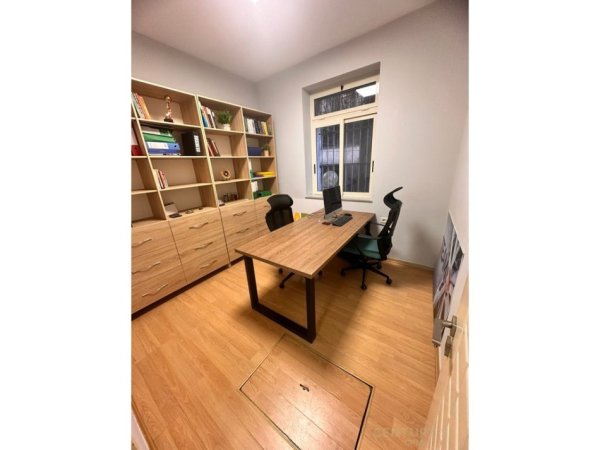 Tirane, jepet me qera zyre Kati 1, 50 m² 500 € (Pallatet Agimi)