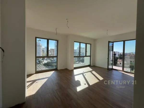 Tirane, jepet me qera ambjent biznesi Kati 3, 124 m² 800 € (Bulevardi Ri)