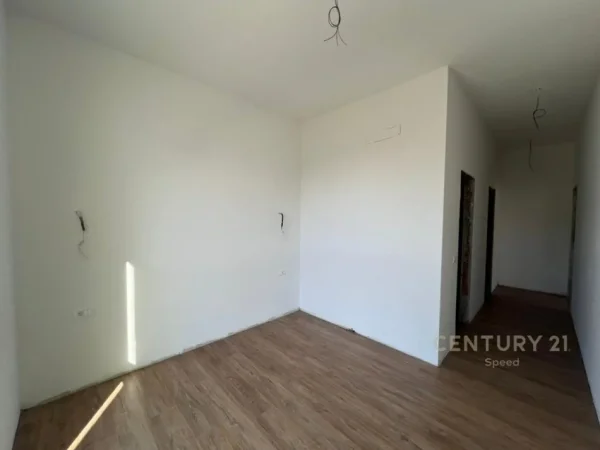 Tirane, jepet me qera ambjent biznesi Kati 3, 124 m² 800 € (Bulevardi Ri)