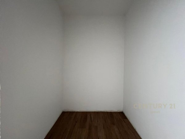 Tirane, jepet me qera ambjent biznesi Kati 3, 124 m² 800 € (Bulevardi Ri)
