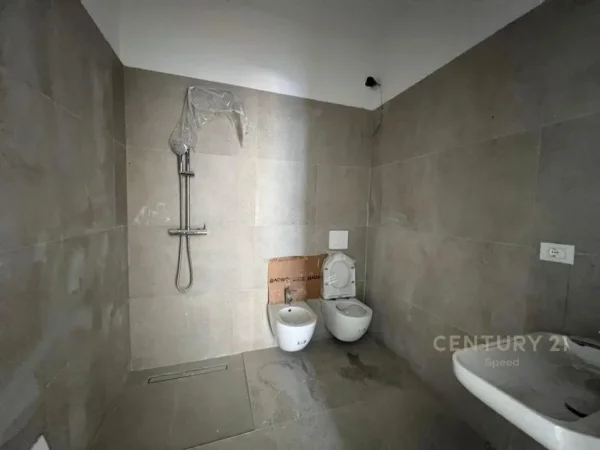 Tirane, jepet me qera ambjent biznesi Kati 3, 124 m² 800 € (Bulevardi Ri)