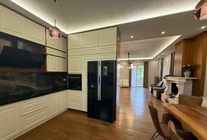 Tirane, jepet me qera 3+1+Aneks+Ballkon Kati 1, 240 m² 2.100 € (TEG)