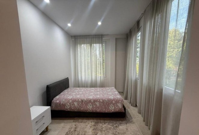 Tirane, jepet me qera 3+1+Aneks+Ballkon Kati 1, 240 m² 2.100 € (TEG)