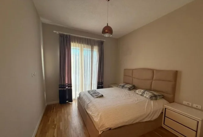 Tirane, jepet me qera 3+1+Aneks+Ballkon Kati 1, 240 m² 2.100 € (TEG)
