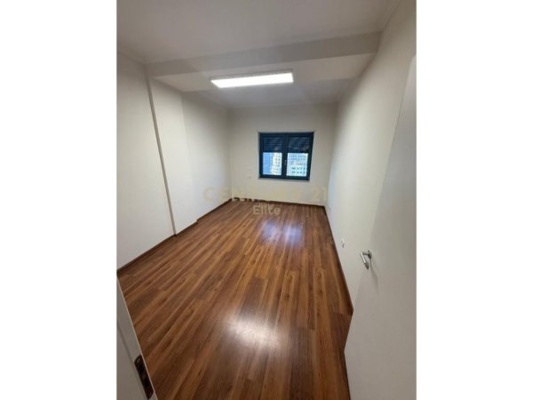 Tirane, jepet me qera ambjent biznesi Kati 7, 150 m² 1.600 € (Zogu Zi)