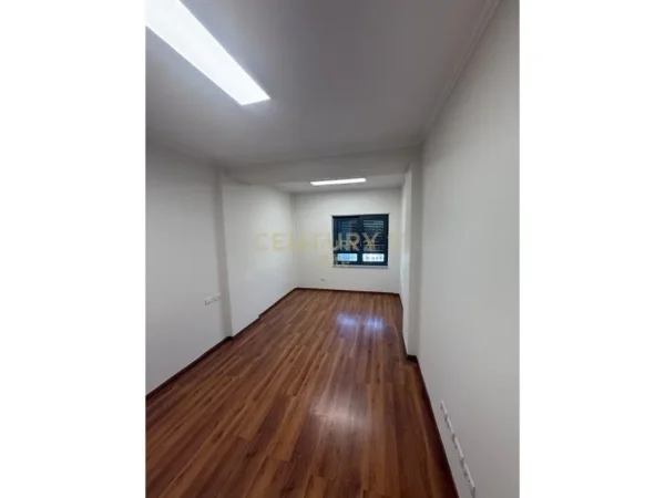 Tirane, jepet me qera ambjent biznesi Kati 7, 150 m² 1.600 € (Zogu Zi)
