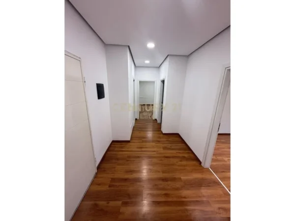 Tirane, jepet me qera ambjent biznesi Kati 7, 150 m² 1.600 € (Zogu Zi)