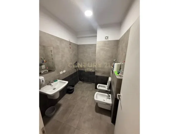 Tirane, jepet me qera ambjent biznesi Kati 7, 150 m² 1.600 € (Zogu Zi)