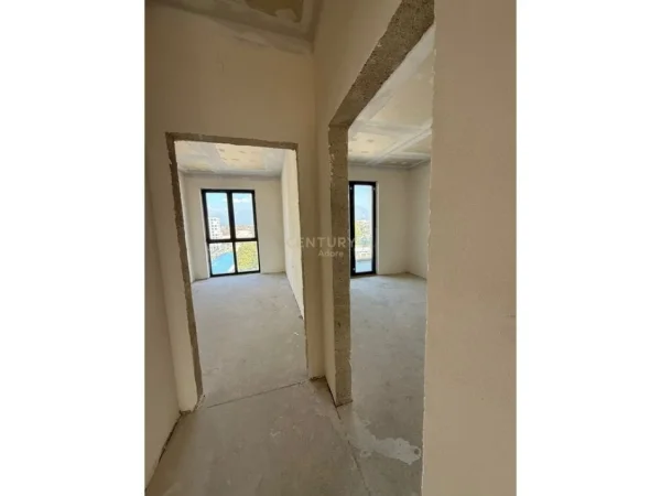 Tirane, jepet me qera ambjent biznesi Kati 6, 129 m² 1.200 € (Sheshi Shqiponja)