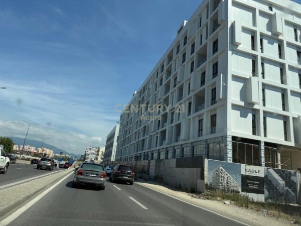 Tirane, jepet me qera ambjent biznesi Kati 6, 129 m² 1.200 € (Sheshi Shqiponja)