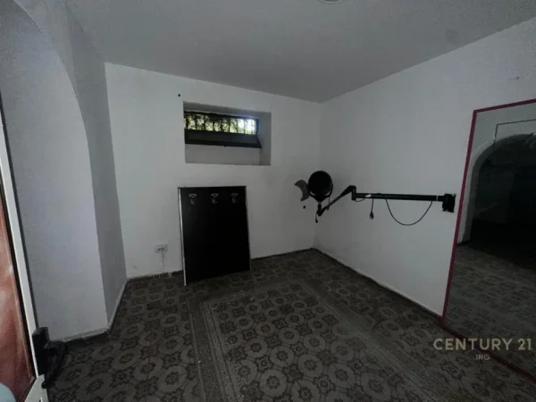 Tirane, jepet me qera ambjent biznesi Kati 0, 63 m² 700 € (Rruga e Durresit)