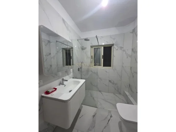 Tirane, jepet me qera apartament 2+1 Kati 1, 80 m² 600 € (Rruga 5 Maji)