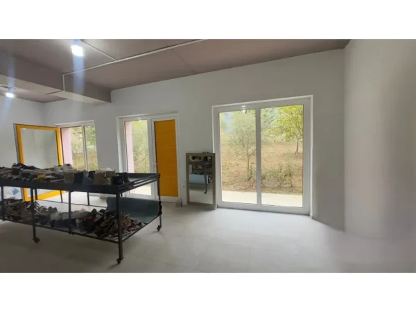 Tirane, jepet me qera ambjent biznesi Kati 0, 46 m² 350 € (Mangalem)