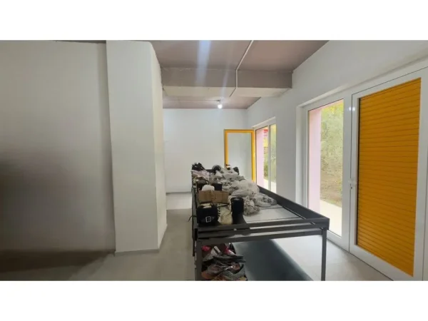 Tirane, jepet me qera ambjent biznesi Kati 0, 46 m² 350 € (Mangalem)