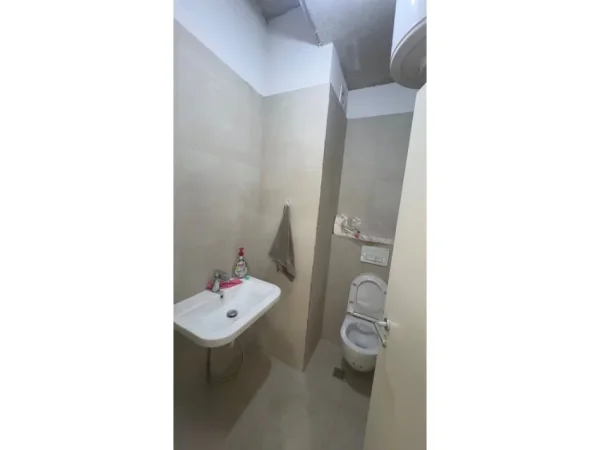 Tirane, jepet me qera ambjent biznesi Kati 0, 46 m² 350 € (Mangalem)