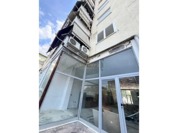 Tirane, jepet me qera ambjent biznesi Kati 4, 110 m² 600 € (Astir)