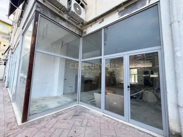 Tirane, jepet me qera ambjent biznesi Kati 4, 110 m² 600 € (Astir)
