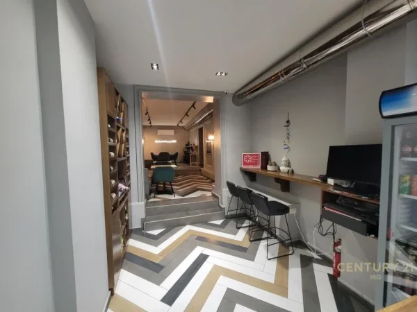 Tirane, jepet me qera ambjent biznesi Kati 0, 102 m² 2.000 € (Myslym shyri)