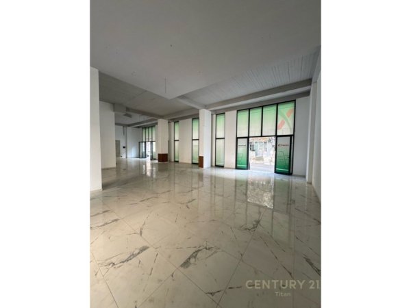 Tirane, jepet me qera ambjent biznesi Kati 0, 206 m² 2.000 € (Unaza e Re)