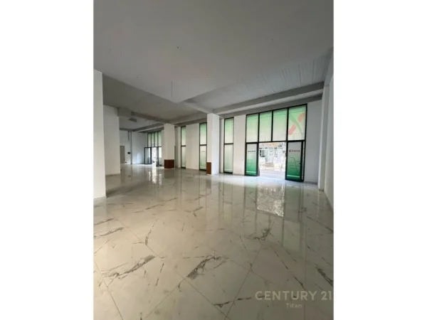 Tirane, jepet me qera ambjent biznesi Kati 0, 206 m² 2.000 € (Unaza e Re)