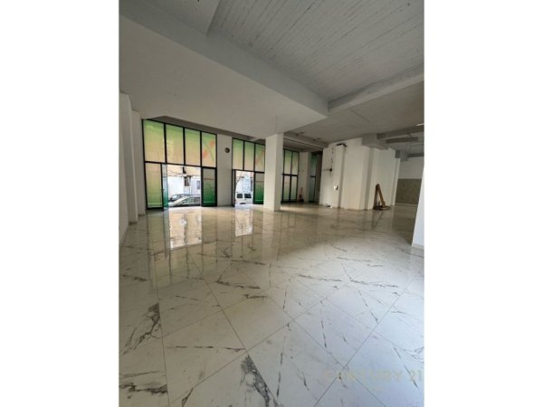 Tirane, jepet me qera ambjent biznesi Kati 0, 206 m² 2.000 € (Unaza e Re)