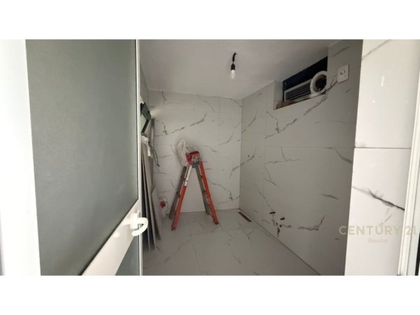 Tirane, jepet me qera ambjent biznesi Kati 1, 28 m² 500 € (Ish Blloku)