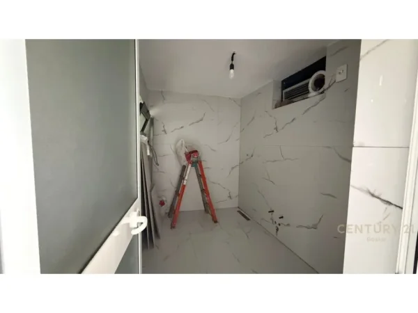 Tirane, jepet me qera ambjent biznesi Kati 1, 28 m² 500 € (Ish Blloku)