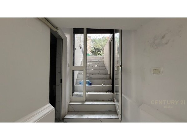 Tirane, jepet me qera ambjent biznesi Kati 1, 28 m² 500 € (Ish Blloku)