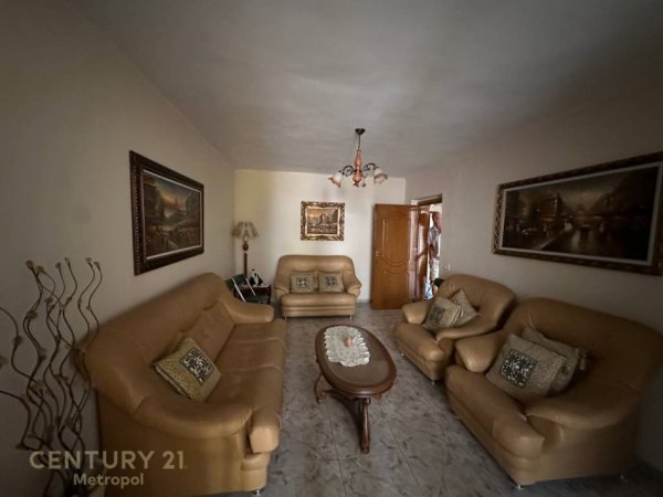 Tirane, jepet me qera apartament 3+1 Kati 4, 114 m² 600 € (Shkolla Emin Duraku)