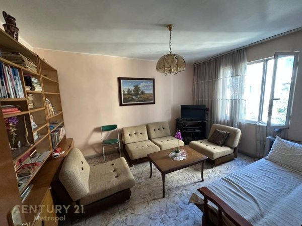 Tirane, jepet me qera apartament 3+1 Kati 4, 114 m² 600 € (Shkolla Emin Duraku)