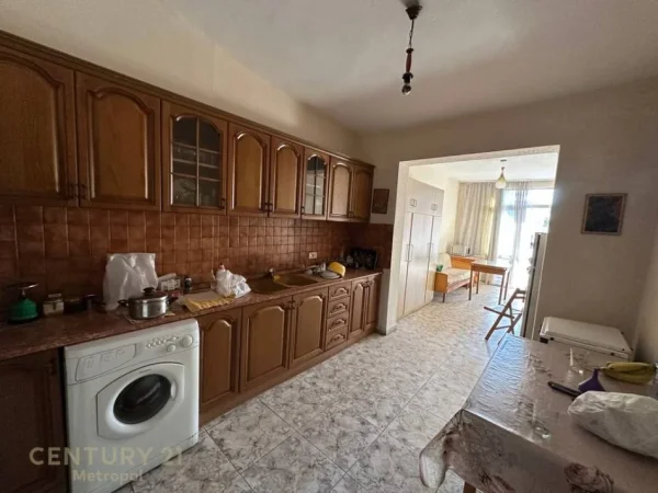 Tirane, jepet me qera apartament 3+1 Kati 4, 114 m² 600 € (Shkolla Emin Duraku)