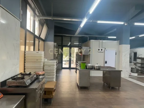 Tirane, jepet me qera ambjent biznesi Kati 0, 258 m² 1.500 € (Yzberisht)