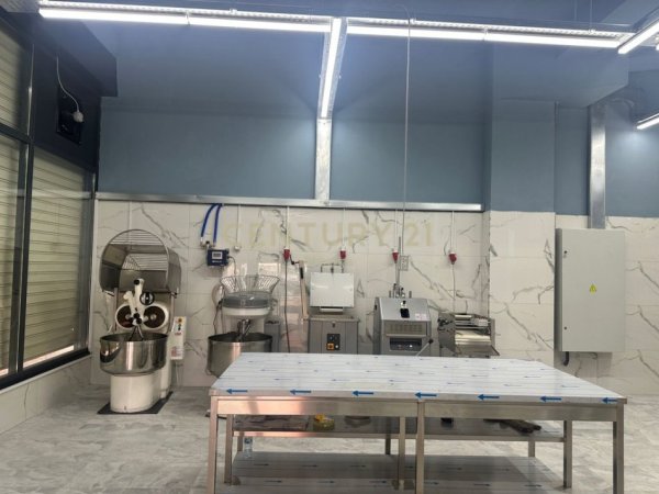 Tirane, jepet me qera ambjent biznesi Kati 0, 258 m² 1.500 € (Yzberisht)